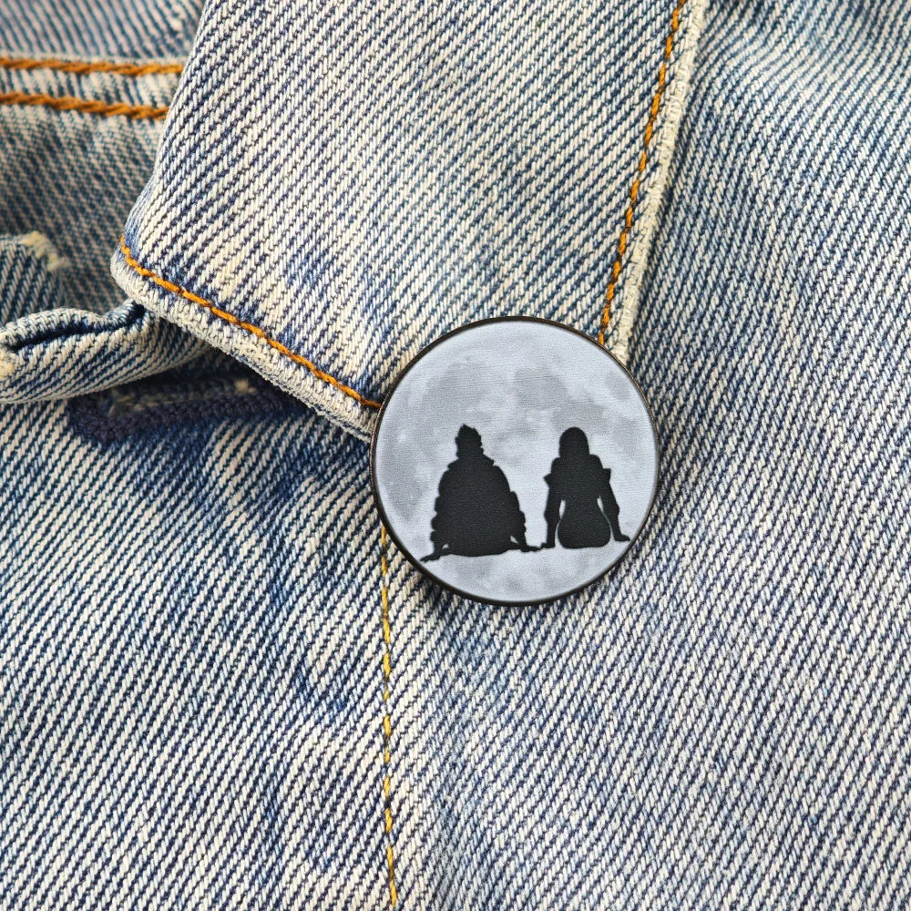 Punk-Edgerunners Brosche David Lucy Mondlicht-Silhouette Metall-Abzeichen Vollmond Emaille-Pin Gamer-Fan-Geschenk – Detail 5