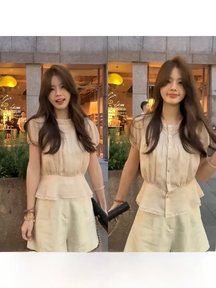 

Корейская женская летняя тонкая блузка в полоску с круглым вырезом, тяжелой вышивкой, кружевной отделкой и пэчворком, на одной пуговице