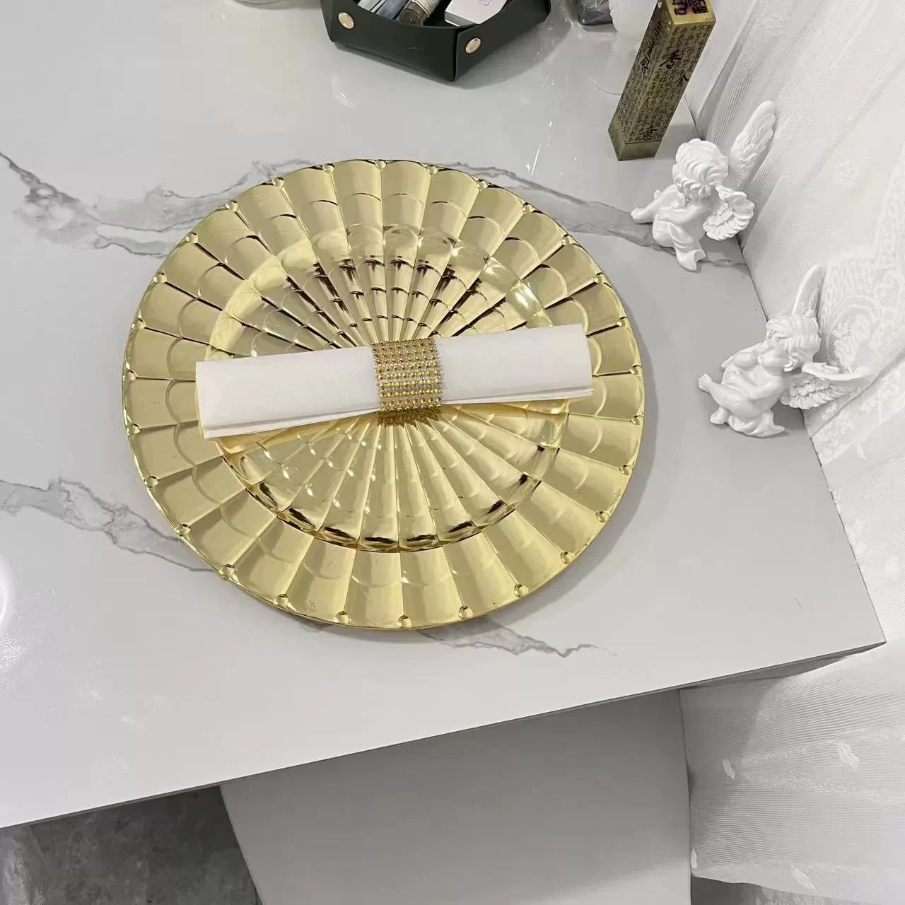 

Оптовая продажа, свадебные украшения, набор столовой посуды, золотые пластиковые роскошные свадебные украшения, зарядное устройство, тарелки