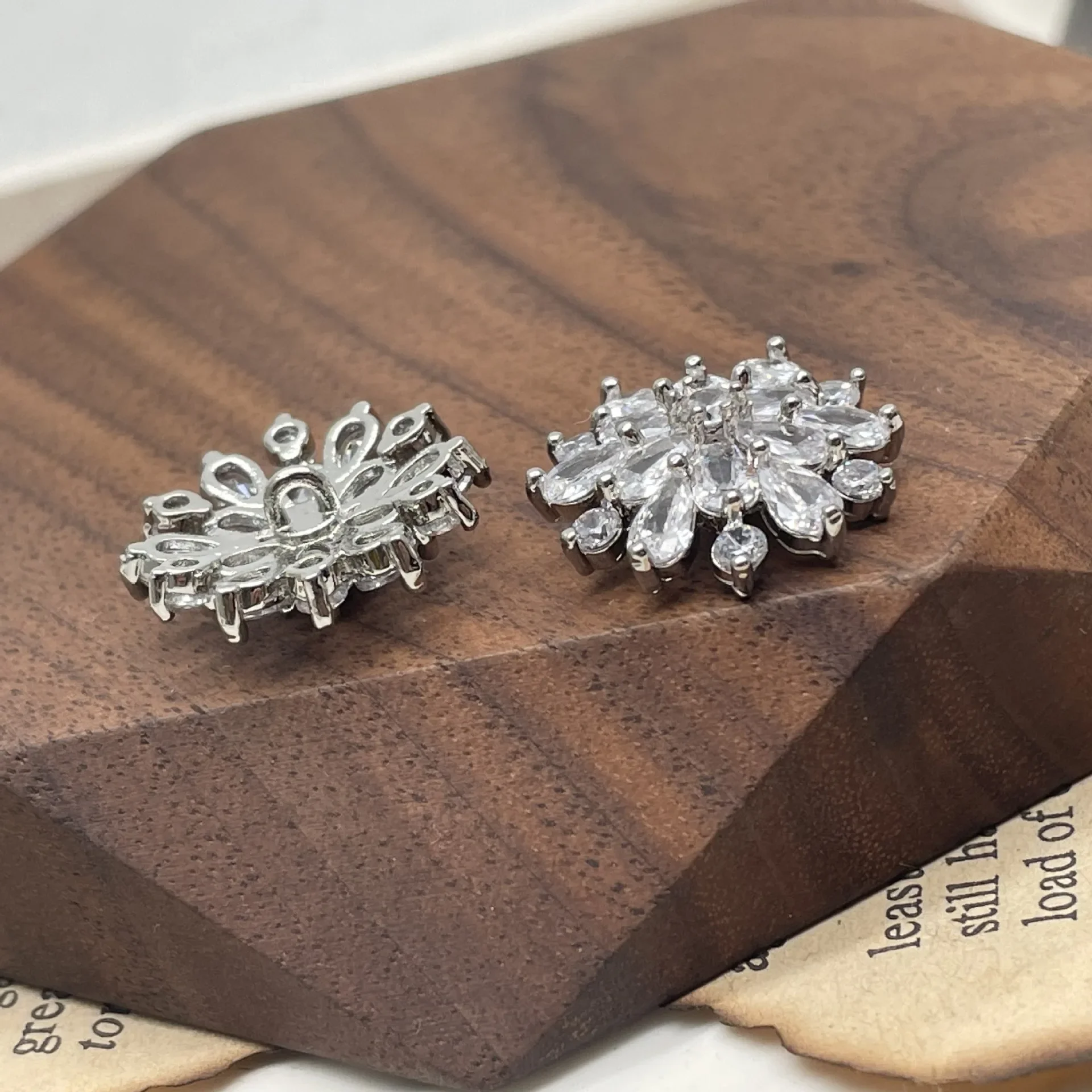 5pc/lot Zircon Snowflake Design Shank Buttons Of Clothing High Quality Luxury Metal Fashion Decor Button For Sewing DIY