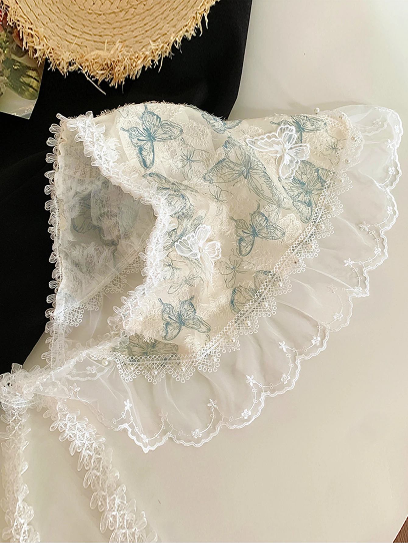 Ein schweres, verträumtes, supermärchenhaftes, dreidimensionales, mit Spitze besetztes, dreieckiges Kopftuch mit Schmetterlingsmotiv und französischer Süße – Detail 11