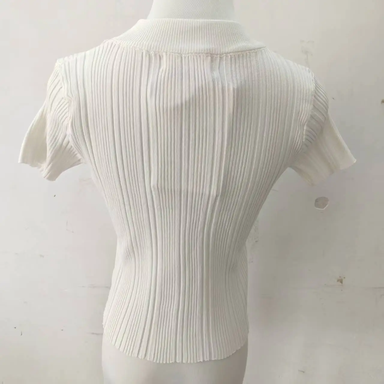 بلوزة محبوكة بأكمام قصيرة بقصة ضيقة باللون الأبيض مع نصف ياقة عالية على طراز جيني ملابس عصرية ومريحة للتنقل في المناطق الحضرية #4