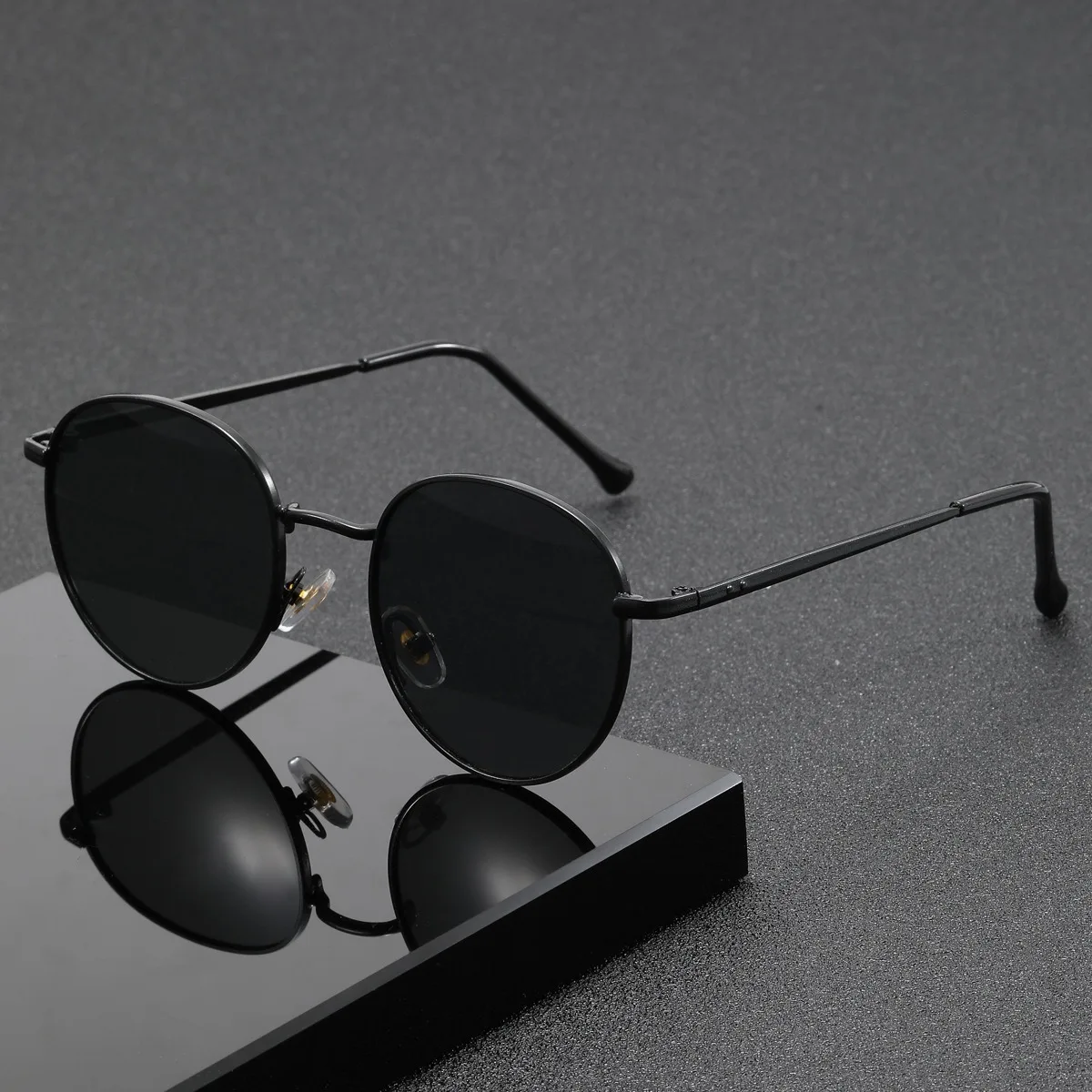 Oval Metal Sunglass…