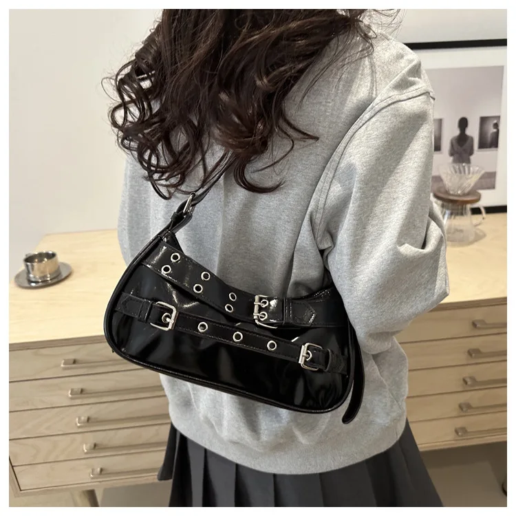 Schicke Y2K Damen-Unterarmtasche mit doppelter Gürtelschnalle, verstellbarem Riemen, trendige, punk-inspirierte Handtasche, für lässige Schultertasche. – Detail 19