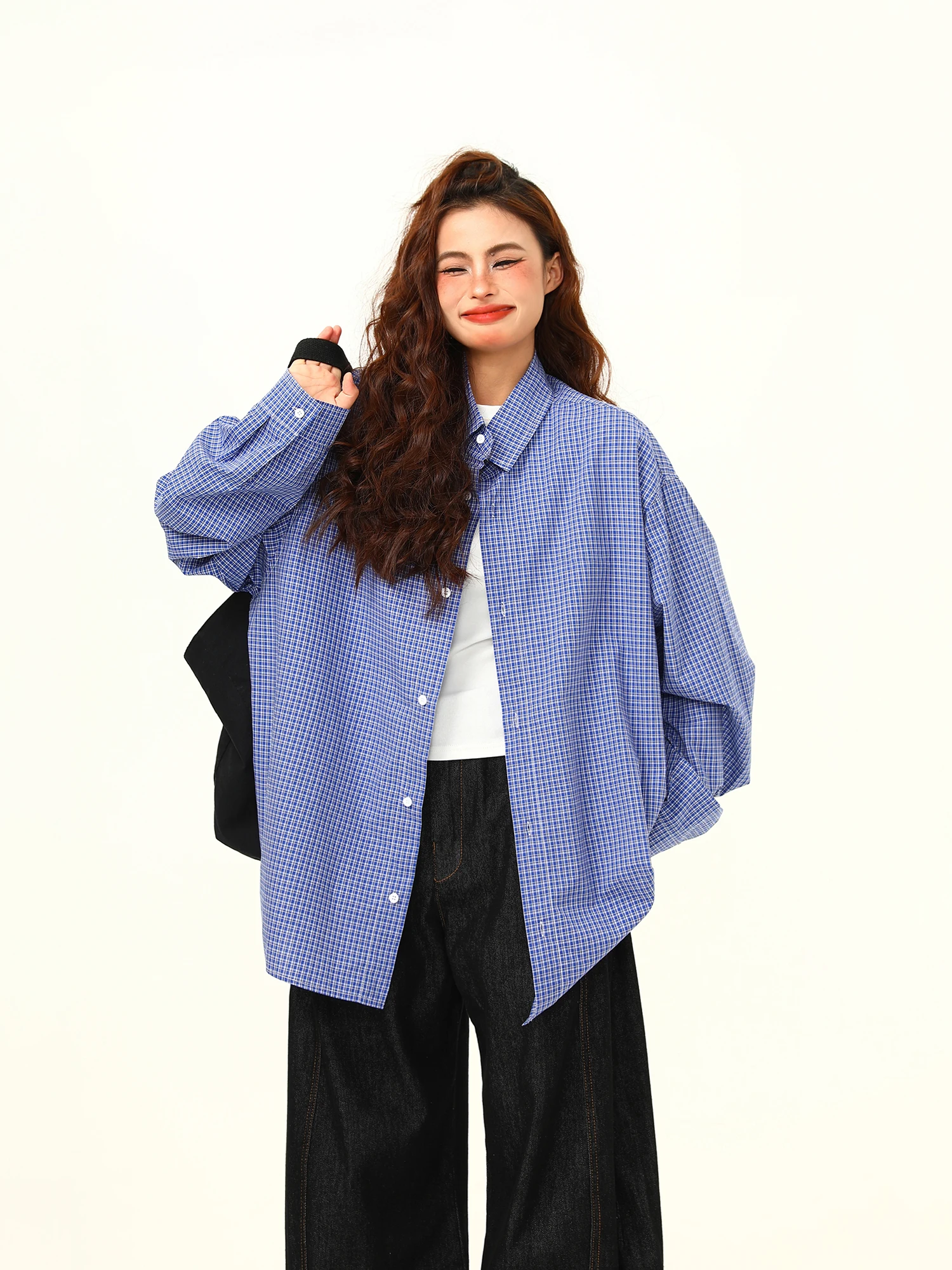 

Дерзкая художественная синяя клетчатая рубашка 2026: Новая осенняя коллекция, высококачественная ретро-универсальная верхняя одежда свободного кроя с длинным рукавом и воротником