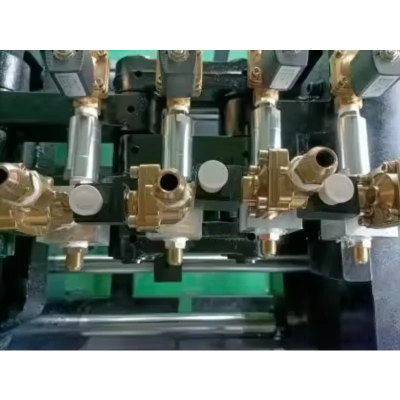 High Performance PET Plastic Bottle Blow Molding Machine 2000ml 4 Cavity Semi-Automatic PLC Motor Bearing Energy