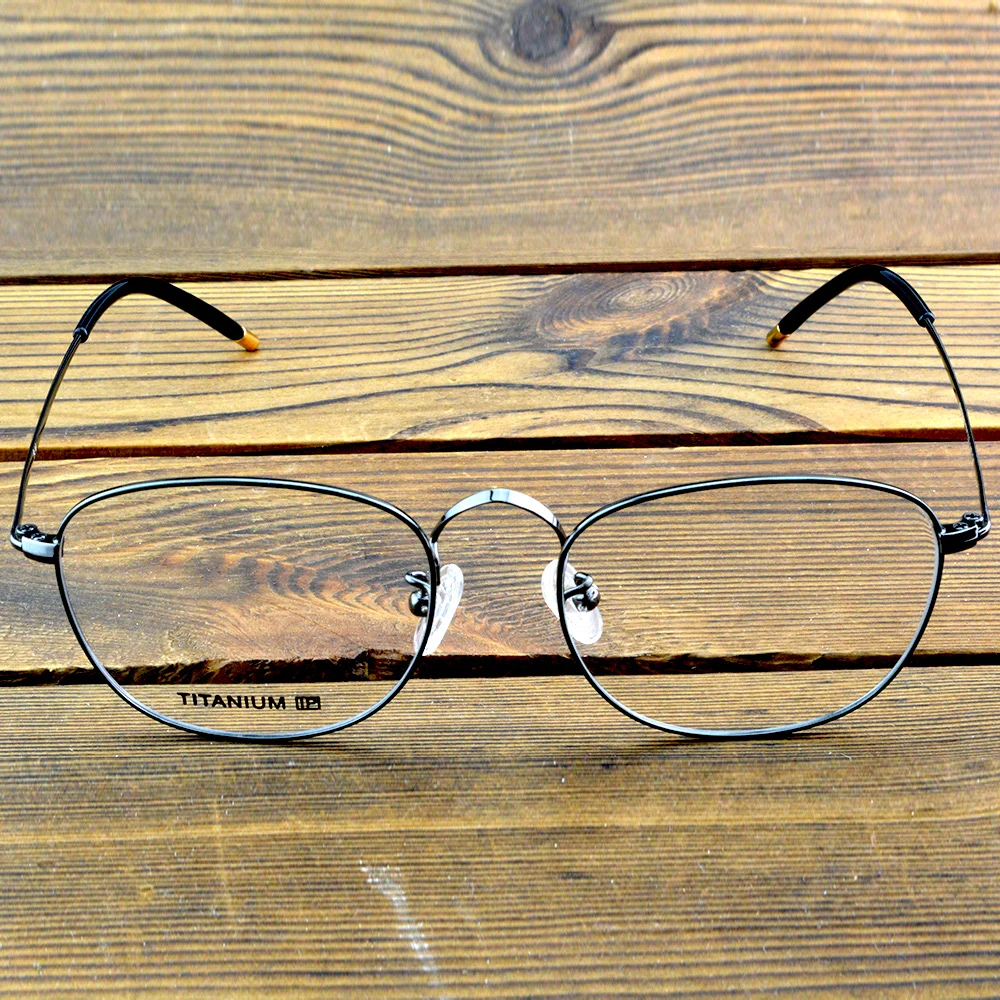 نظارات بصرية بيضاوية كبيرة الحجم بإطار من سبائك التيتانيوم المطلي بتقنية IP لمظهر أنيق