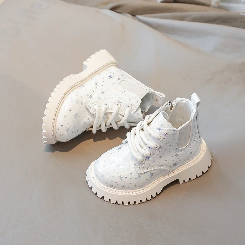 

Туфли принцессы для девочек, нескользящие детские кожаные ботинки на толстой мягкой подошве с боковой молнией, новинка 2025, модные детские короткие сапоги, милые элегантные