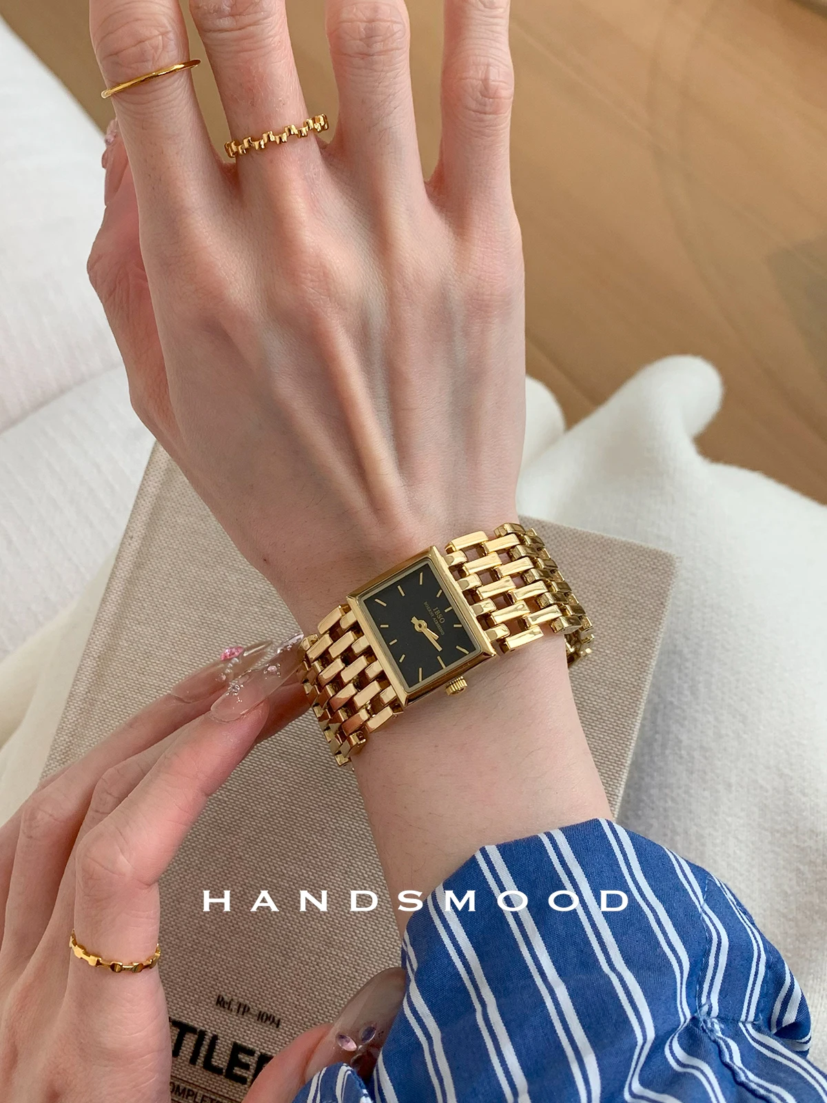 

New women's watch, square design, understated luxury, vintage style, skeletonized steel strap, exquisite selection.