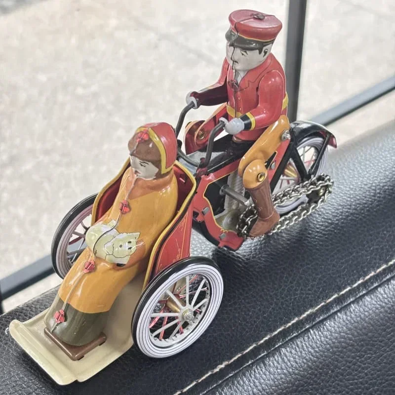 [Divertente] Collezione per adulti Retro Wind up giocattolo Metallo latta risciò triciclo conducente auto Orologio giocattolo figura modello giocattolo vintage regalo