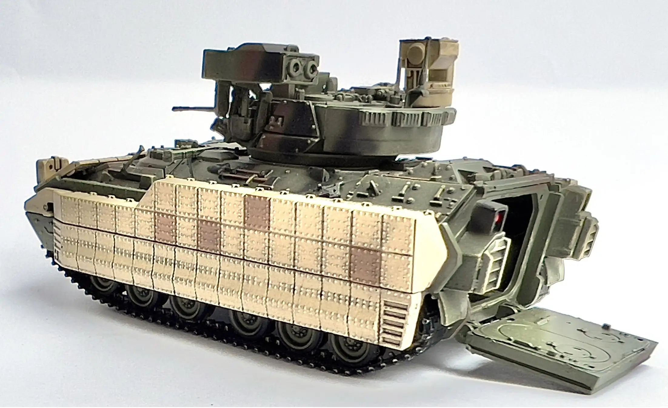 DRAGON 63125 1/72 Scale M2A3 Bradley w/ERA Camouflage Pre-built Plastic Model Kit