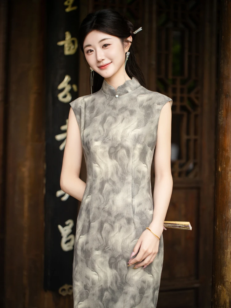 

Новое китайское платье-ципао для молодых девушек, облегающее, повседневное, длинное, шелковое, с цветочным принтом, с высоким разрезом, в стиле флагоносецкого платья