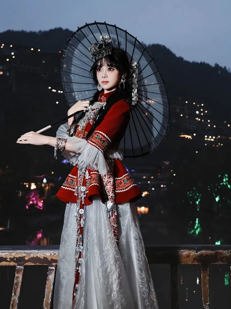 

Photos of new Chinese-style clothing tops and ethnic performance costumes