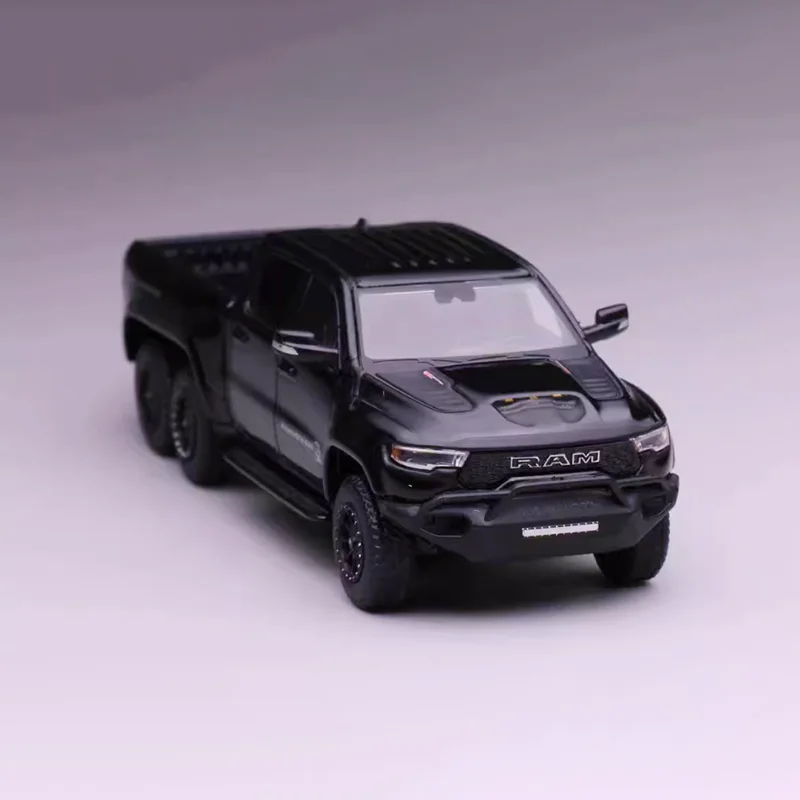 

Модель автомобиля RAM 6X6 Pickup из литого металла, масштаб 1:64, готовая коллекционная имитационная модель, украшение, подарок для мальчика, статическая демонстрационная модель