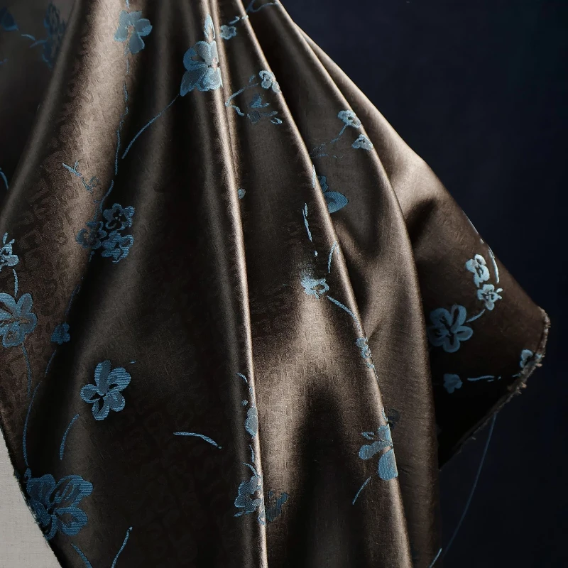 فستان بني صديق للبشرة غير مرن، صورة ظلية صغيرة عالية اللمعان من قماش الجاكار الساتان شيونغسام، تنورة طويلة من قماش هانفو