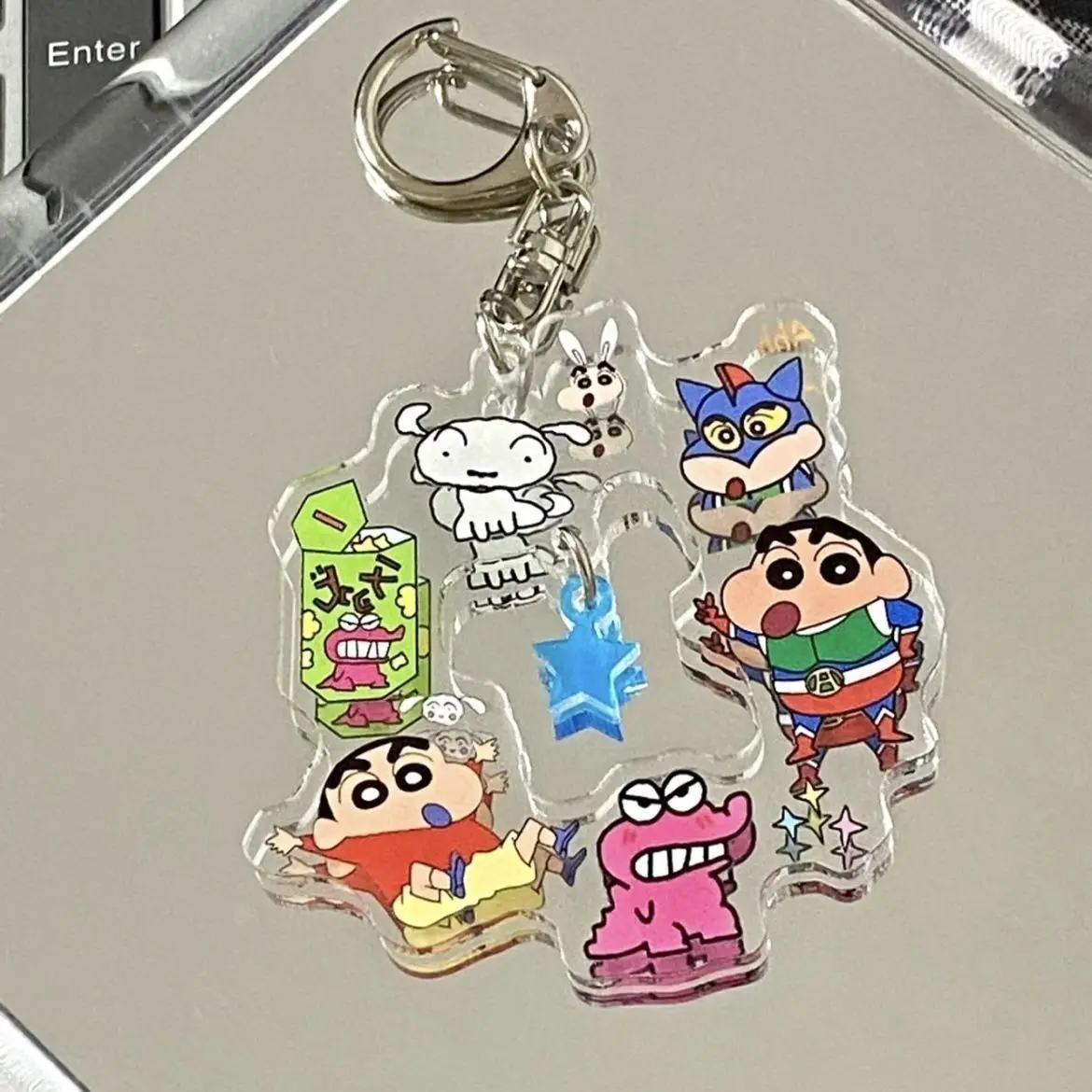 Crayon Shin-chan Kranz-Schlüsselanhänger, Niedlicher Acryl-Rucksackanhänger, Hochwertiger Taschenanhänger im Ins-Stil