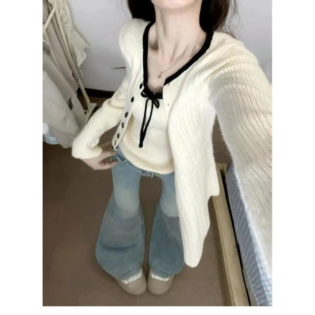 

Комплект из двух предметов: тонкий кардиган на пуговицах с цветными блоками и облегающий топ на бретельках, из полиэстера, с длинными рукавами, вязаный, весна-осень, новая модная коллекция Dongda Gate.