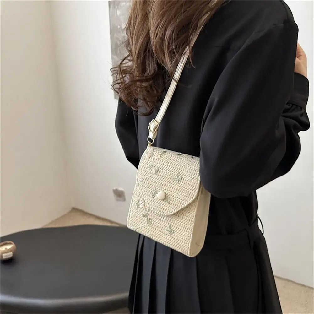 

Fashionable Grass Woven Shoulder Bag Handmade Braid Small Crossbody Bag Bohemian Portable Phone Bag for Women Girls