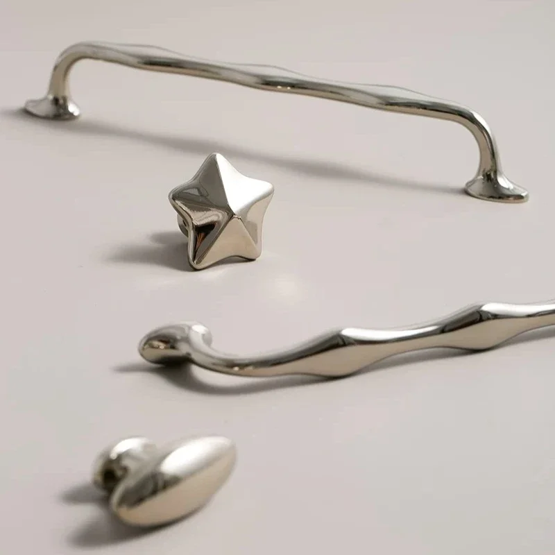 Gebogene Küchentürgriffe aus Titan-Silber, Schubladenknöpfe, Wellenförmige Möbelgriffe, Messing-Kommodenknöpfe, Schuhschrank-Hardware – Detail 6