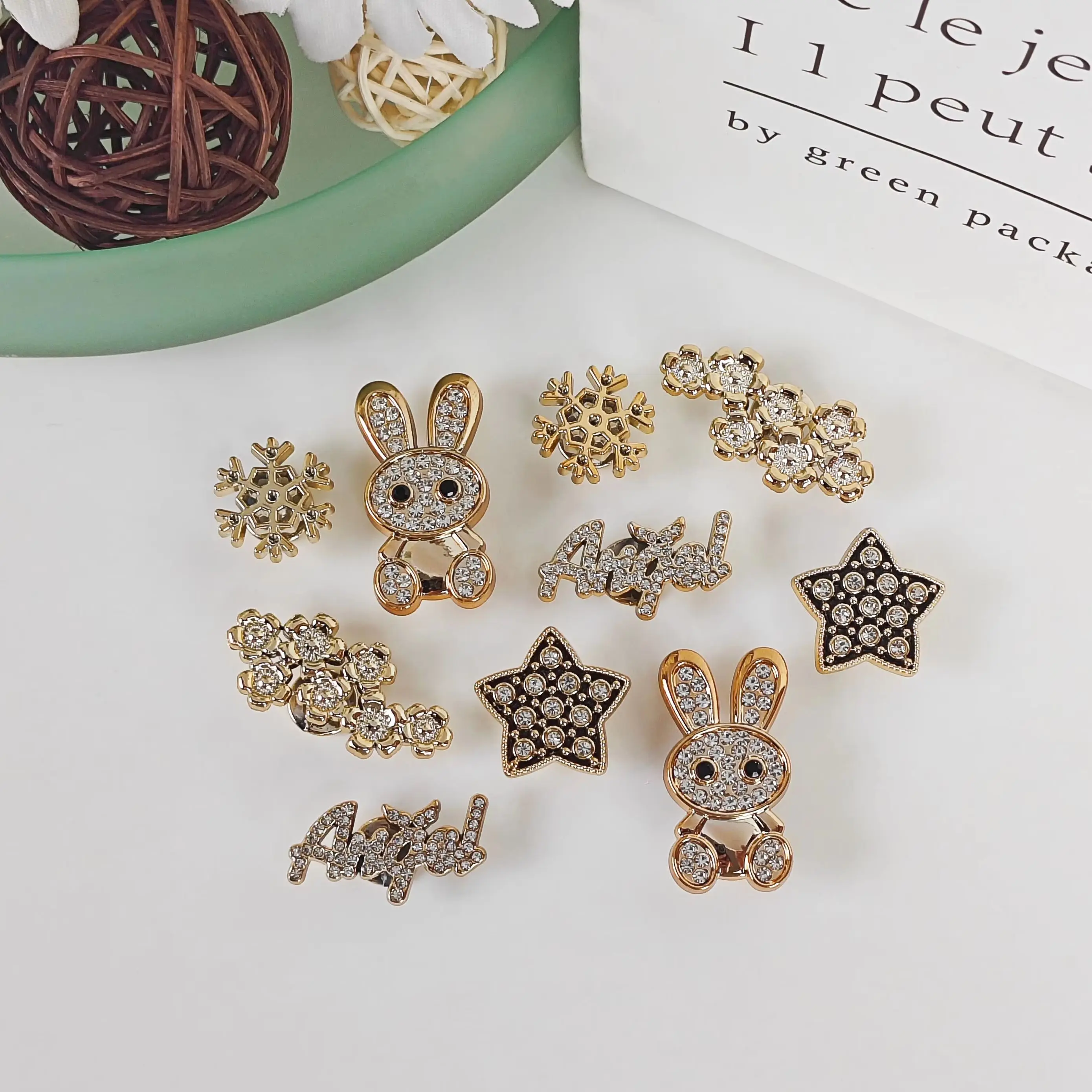 10Pcs DIY Shoe Decoration Charms Shiny Rabbit, Letter, Flower, Star, Snowflake Decorative Charms Non-Metal Lightweight Material Y2K Fashion Versatile Cute Personality Style for Men and Women Suitable for Eva Beach Shoes, Sandals, Removable Shoe Decoration, Holiday Gift
