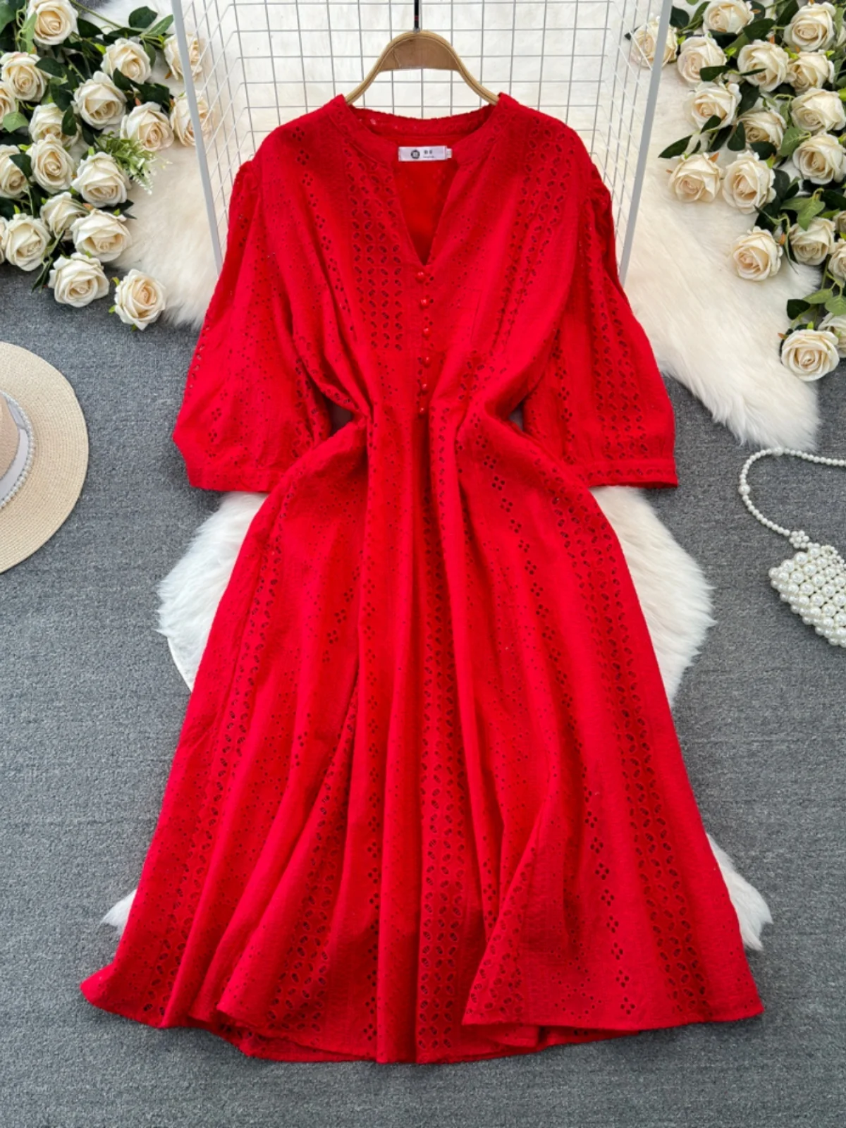 レトロなエレガントデザイン、Vネック、ウエストシェイプ、スリム効果のあるミディ丈、透かし彫りAライン、春・秋向け、五分丈、スリムフィット