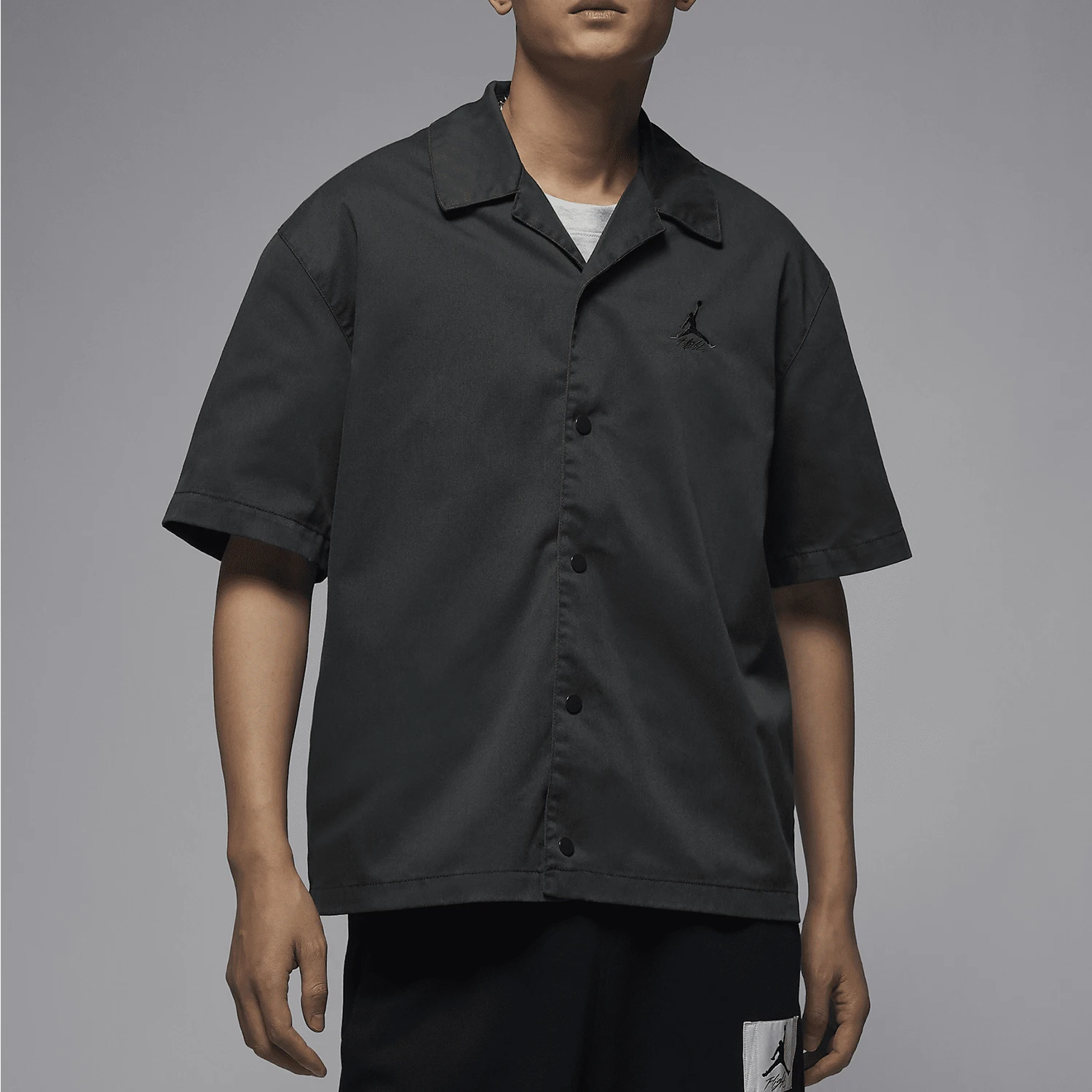 

Оригинальная мужская простая повседневная куртка Nike JORDAN с короткими рукавами и лацканами FN4626-070