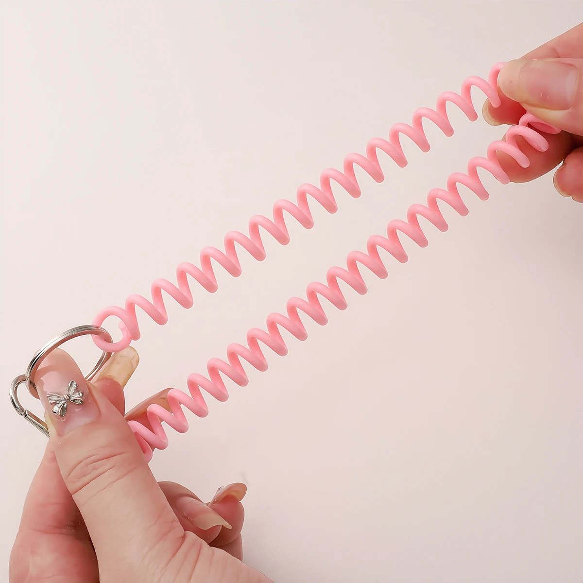 Spiralförmiger, einziehbarer Schlüsselanhänger mit Karabinerhaken für den Außenbereich, diebstahlsicher, verhindert das Verlieren von Telefon und Geldbörse, Feder-Schlüsselband mit Haken. – Detail 3