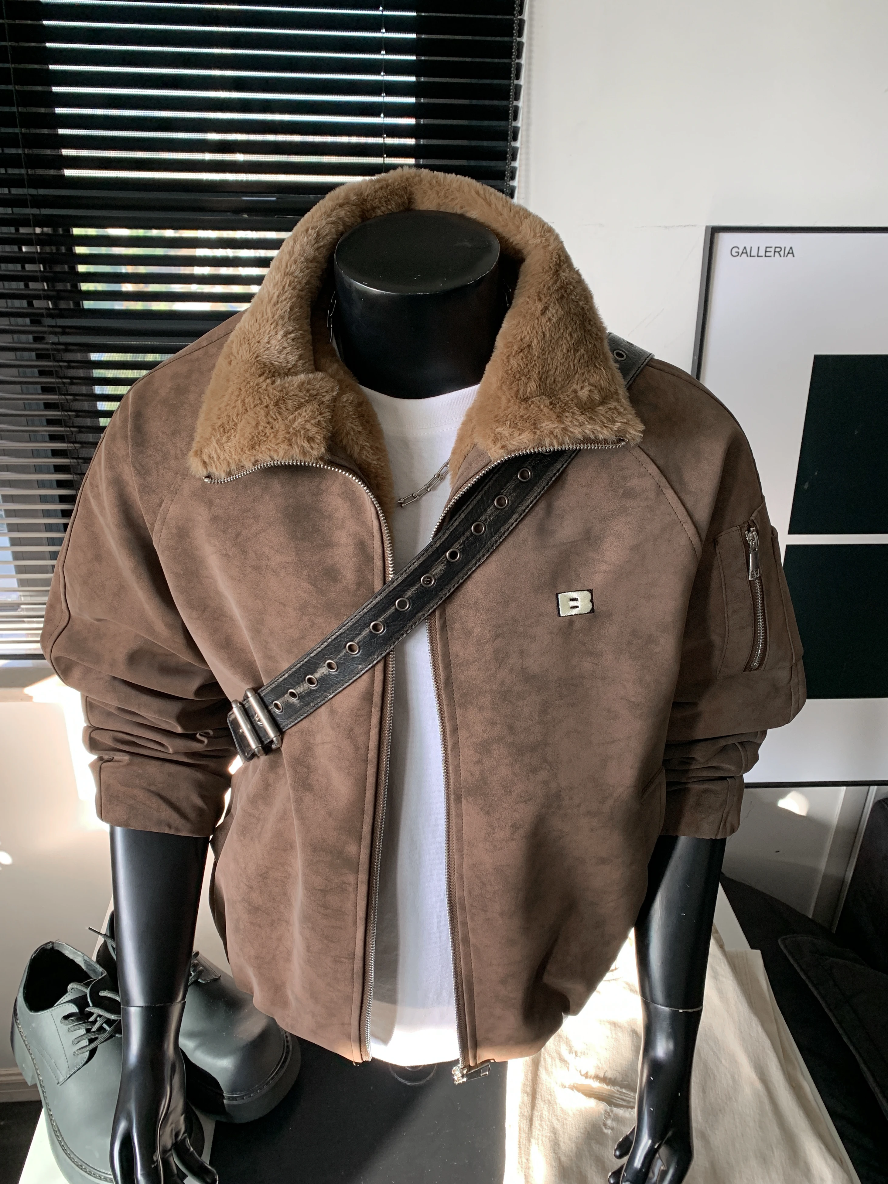 Retro American Thickened Fleece Leather Jacket Men's Winter Coat Warm Youth Popular Style Long Sleeve Zipper Closure  Color