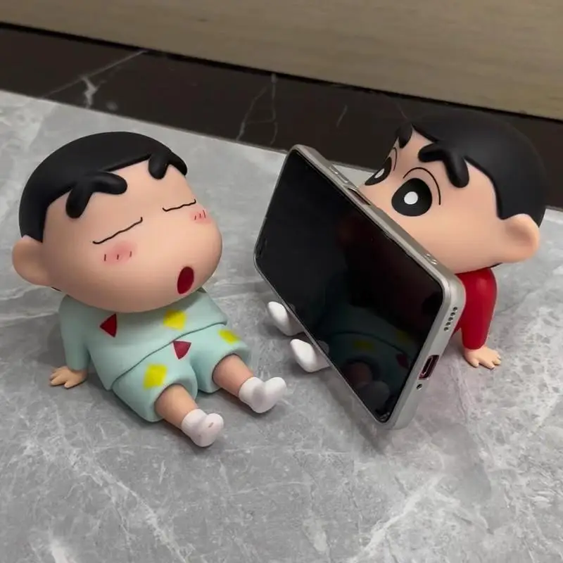 Crayon shin-chan figuras suporte do telefone kawaii anime ornamentos de mesa dos desenhos animados assistindo tv telefone suporte bonito boneca decorações