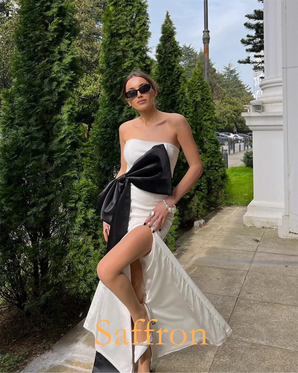 Maßgeschneidertes reines trägerloses A-Linien-Abendkleid, zartes Promi-Kleid mit seitlichem Schlitz, exquisites Partykleid mit schwarzen Schleifenbändern