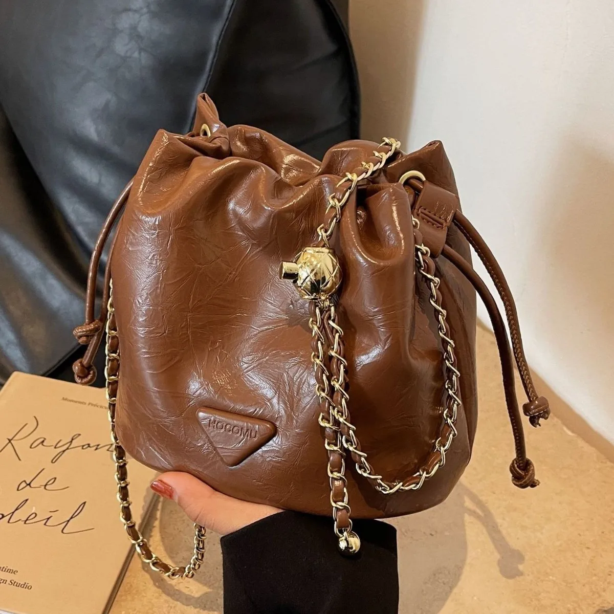 

Winter Hot-selling Fashionable Luxury Versatile Pleated Bag Women's New Niche Simple Bucket Bag High-end Commuter Messenger Bag