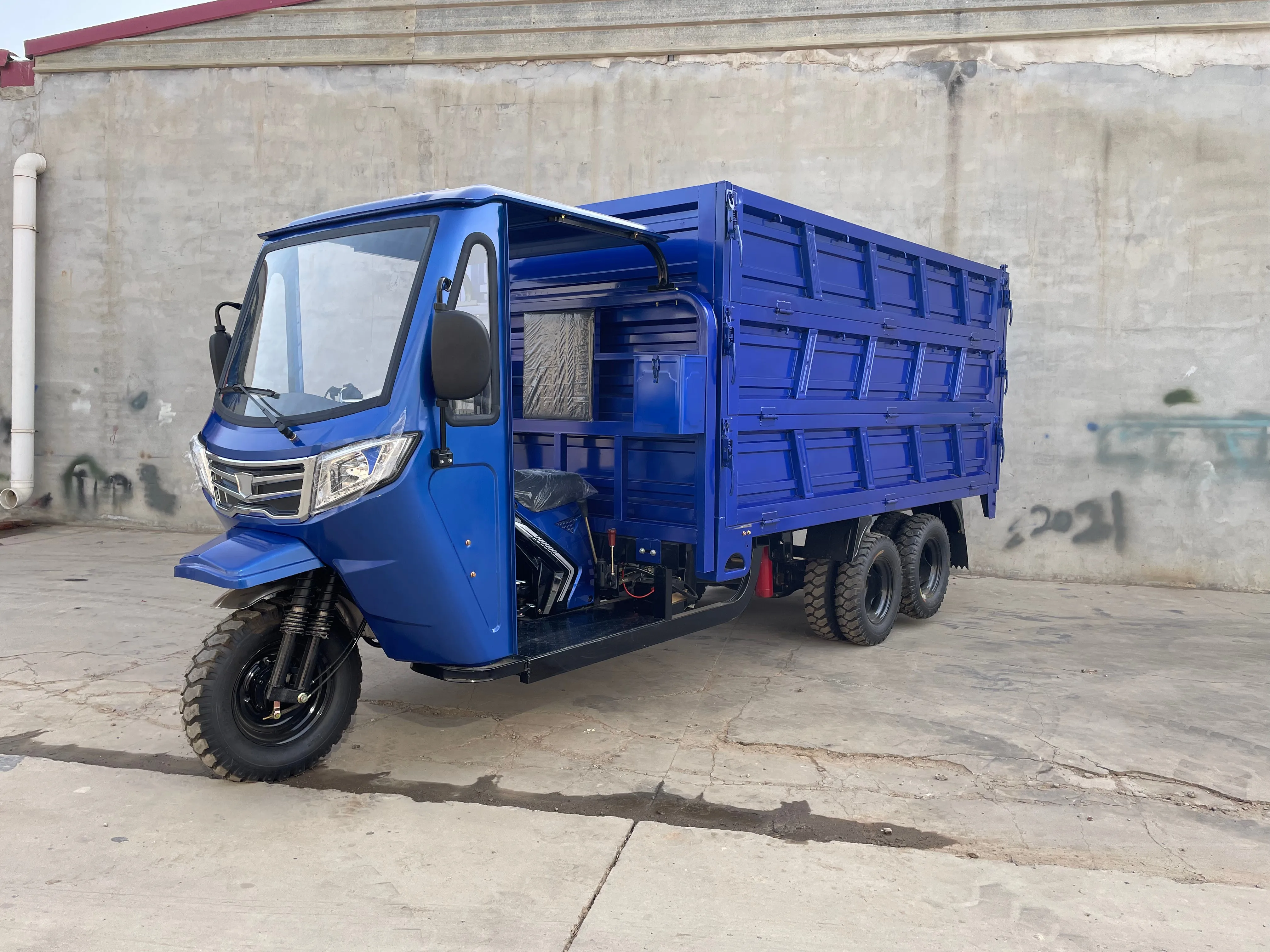 Open Body 350CC Fuel Water-Cooled Engine Cargo Dumper 2-Axis 9-Wheel Motor Tricycle 50-70Km/h with 1 Passenger Seat