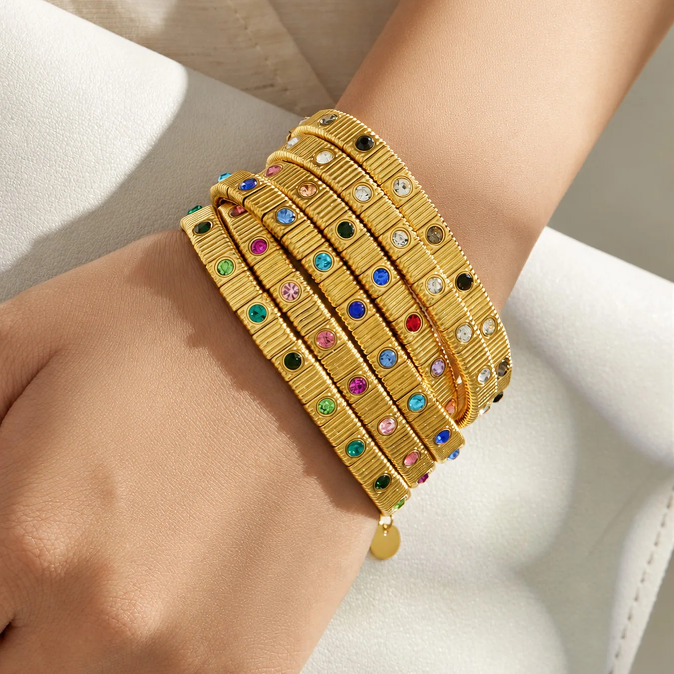Edelstahl-Armband mit Streifenmuster, Quadratischen Perlen und Gliedern, 18K Vergoldet, mit Farbigen Kubischen Zirkonia für Damen – Detail 3
