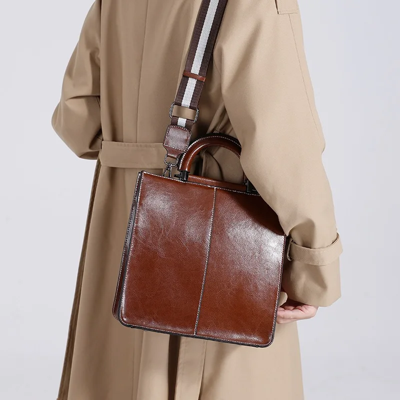 

2025 Новая винтажная сумка-тоут из вощеной коровьей кожи для женщин, дизайнерская роскошная сумка большой вместимости, стильная пригородная сумка на плечо, модная