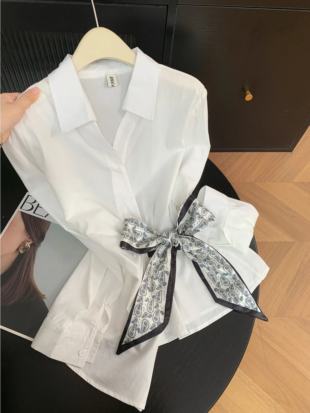 

Французская элегантная женская блузка с V-образным вырезом для похудения, весенняя модная модель с завязками на талии, готовая к носке, с длинными рукавами, для офиса