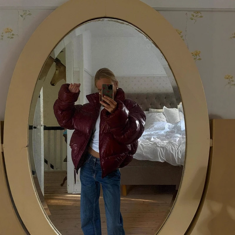 سترة قطنية شتوية 2021 دافئة جديدة فضفاضة بياقة واقفة باللون الأحمر اللامع للنساء