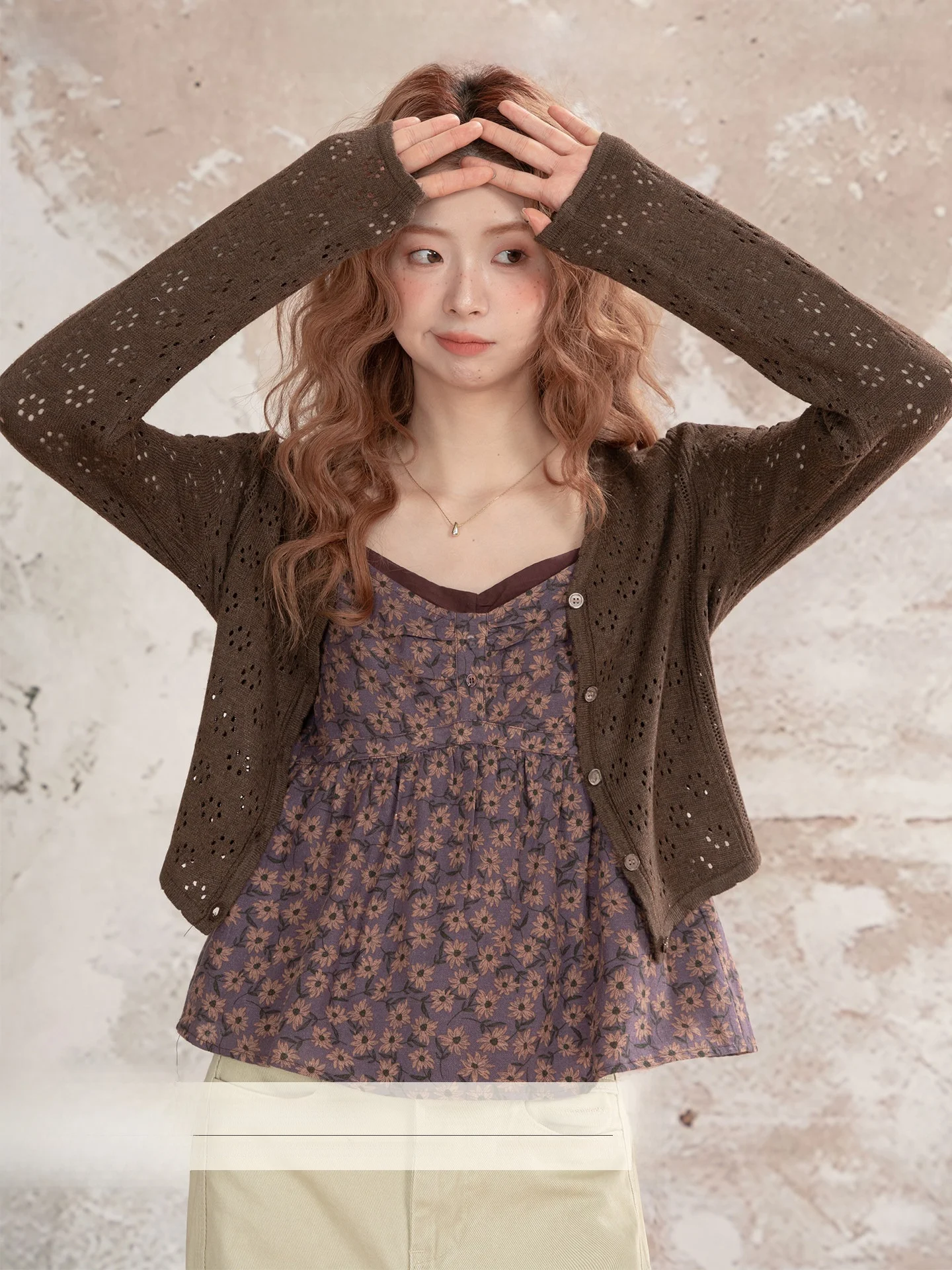 

Комплект из двух предметов Loveheynew: модный женский топ с длинным рукавом и воротником, ажурный вязаный кардиган с цветочным узором и бретелями в стиле Spicy Girl