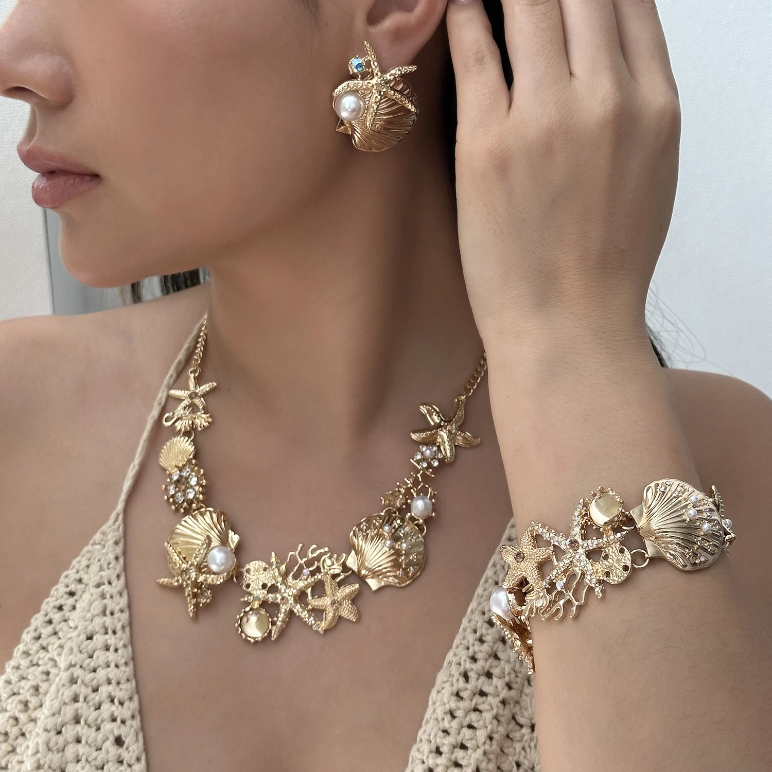 Vintage Schmuckset für Damen im Ozean-Stil: Extravagante Metall-Emaille Seestern-Muschel-Korallen-Perlenkette und Armband – Detail 1