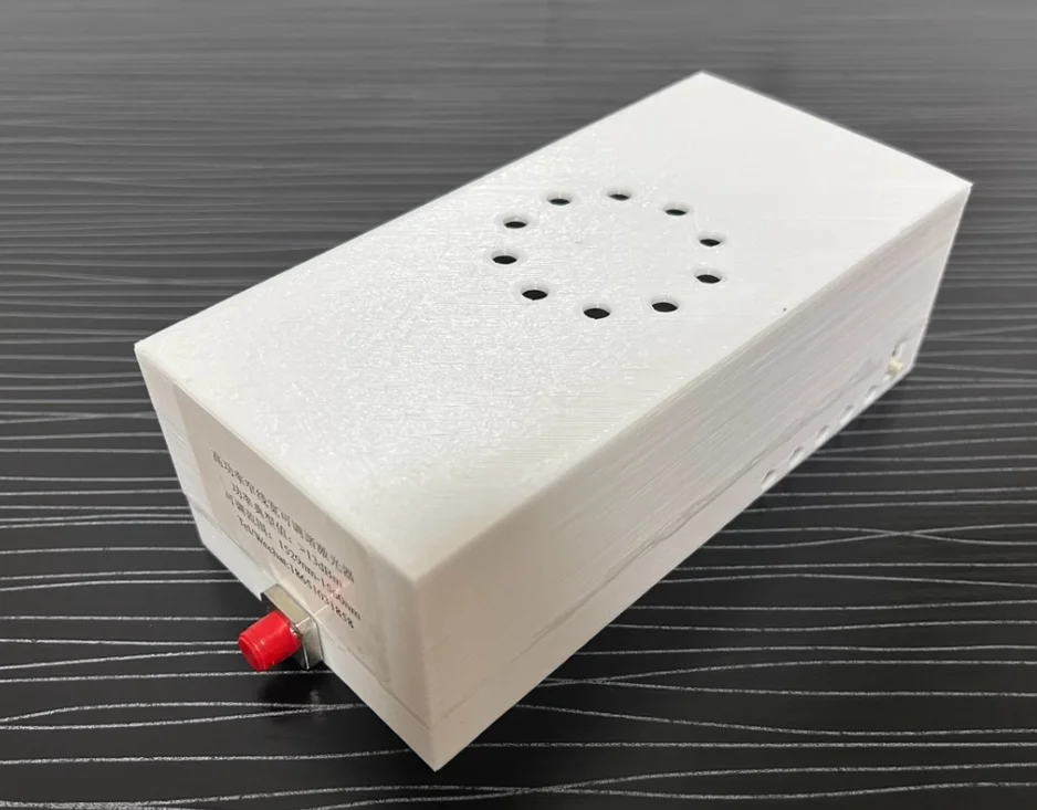 

Для настраиваемого лазера Узкая ширина линии Высокая мощность 40 МВт 1550 нм Связь Настрочный источник света C-диапазона