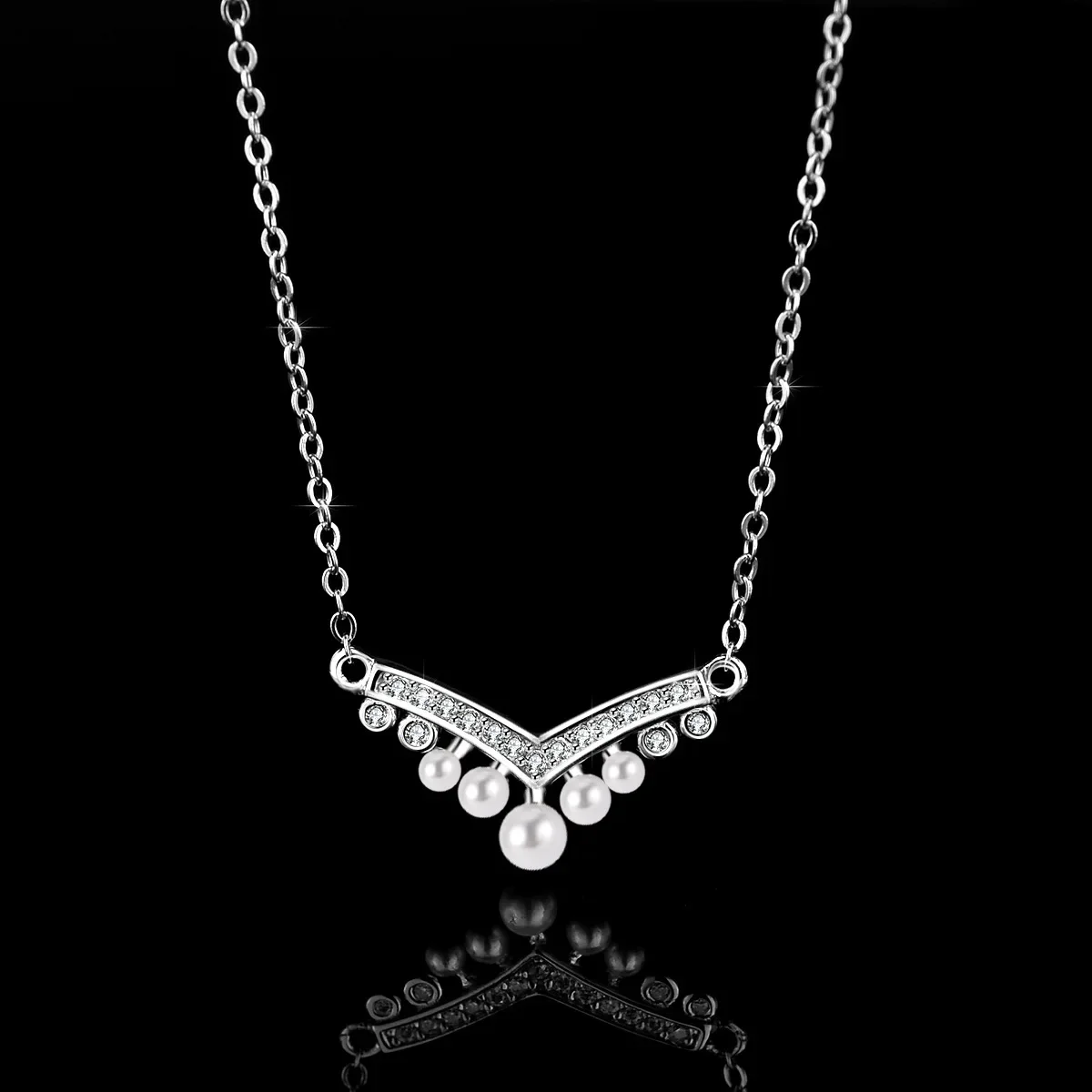 18K gold pendant moissanite necklace women's V-shaped pearl necklace D color VVS1 diamond pendant clavicle chain foreign trade