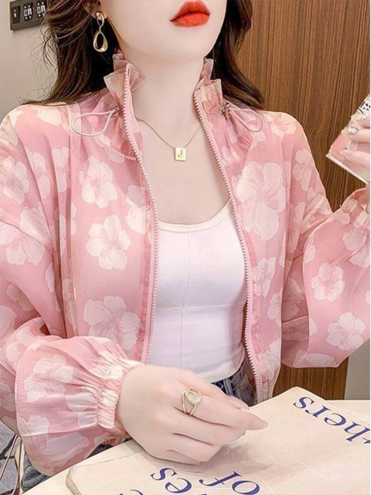 jaqueta-feminina-rosa-com-estampa-floral-para-verao-protecao-solar-gola-alta-design-com-cordao-e-veu-facial-protetor