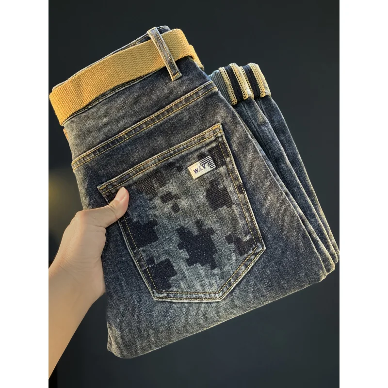 جينز راقي للرجال لخريف 2025 جديد متعدد الاستخدامات مطرز قصير غير رسمي سراويلي حريمي ملابس عصرية