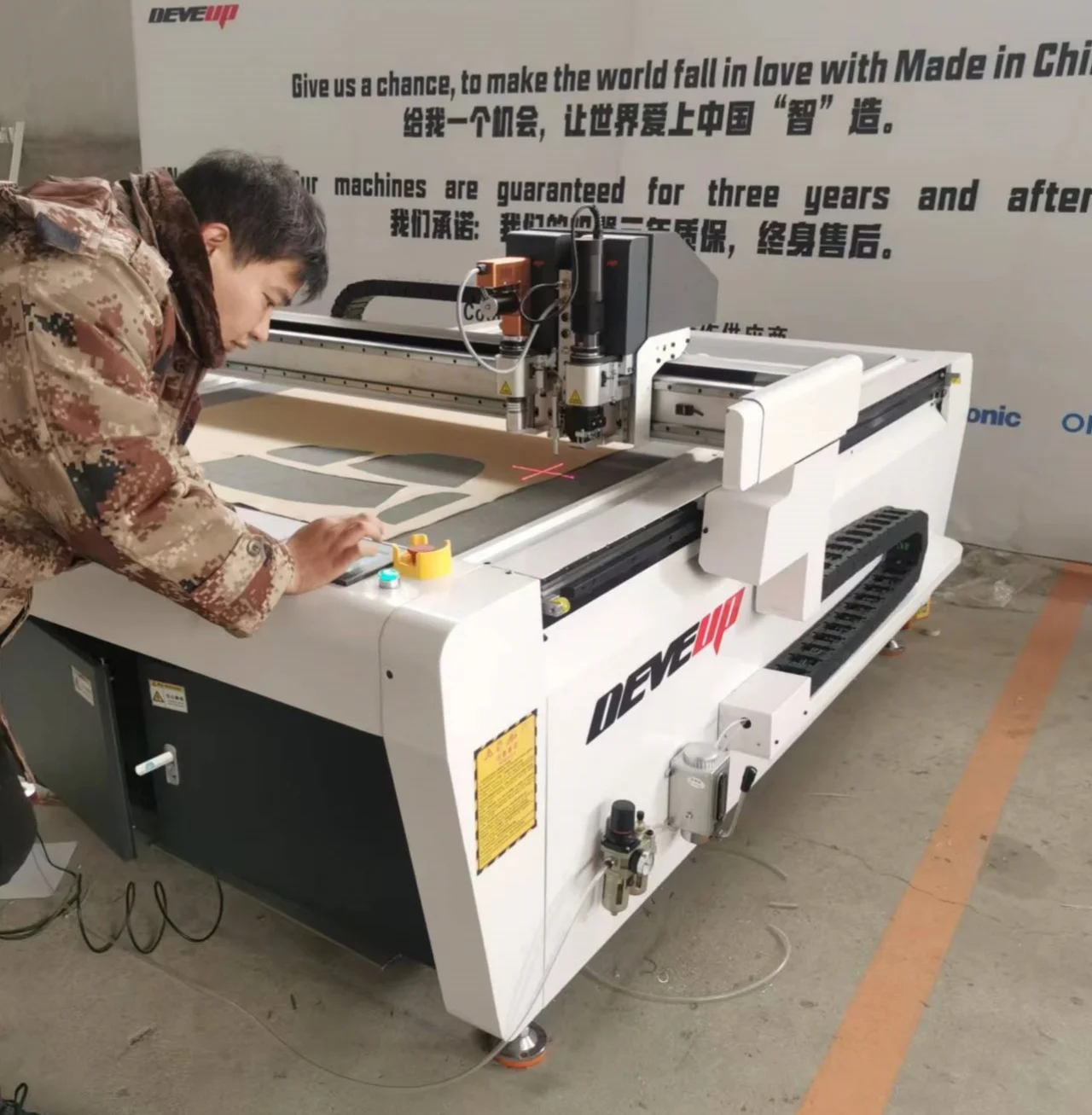 Plotter per macchina da taglio a coltello oscillante con taglierina CNC con alimentazione automatica per il taglio di tappezzeria domestica per indumenti tessili