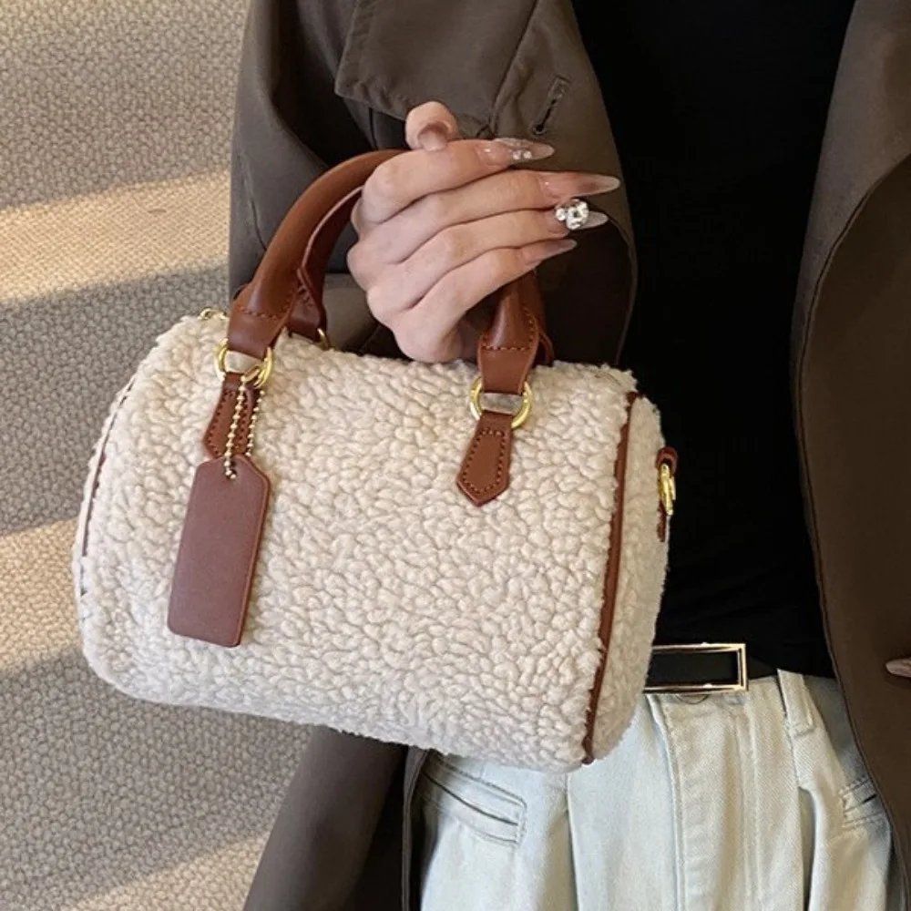 

Женская коричневая сумка Boston из стрижки — универсальная портативная сумка через плечо с золотой фурнитурой для уютных видов осенью и зимой