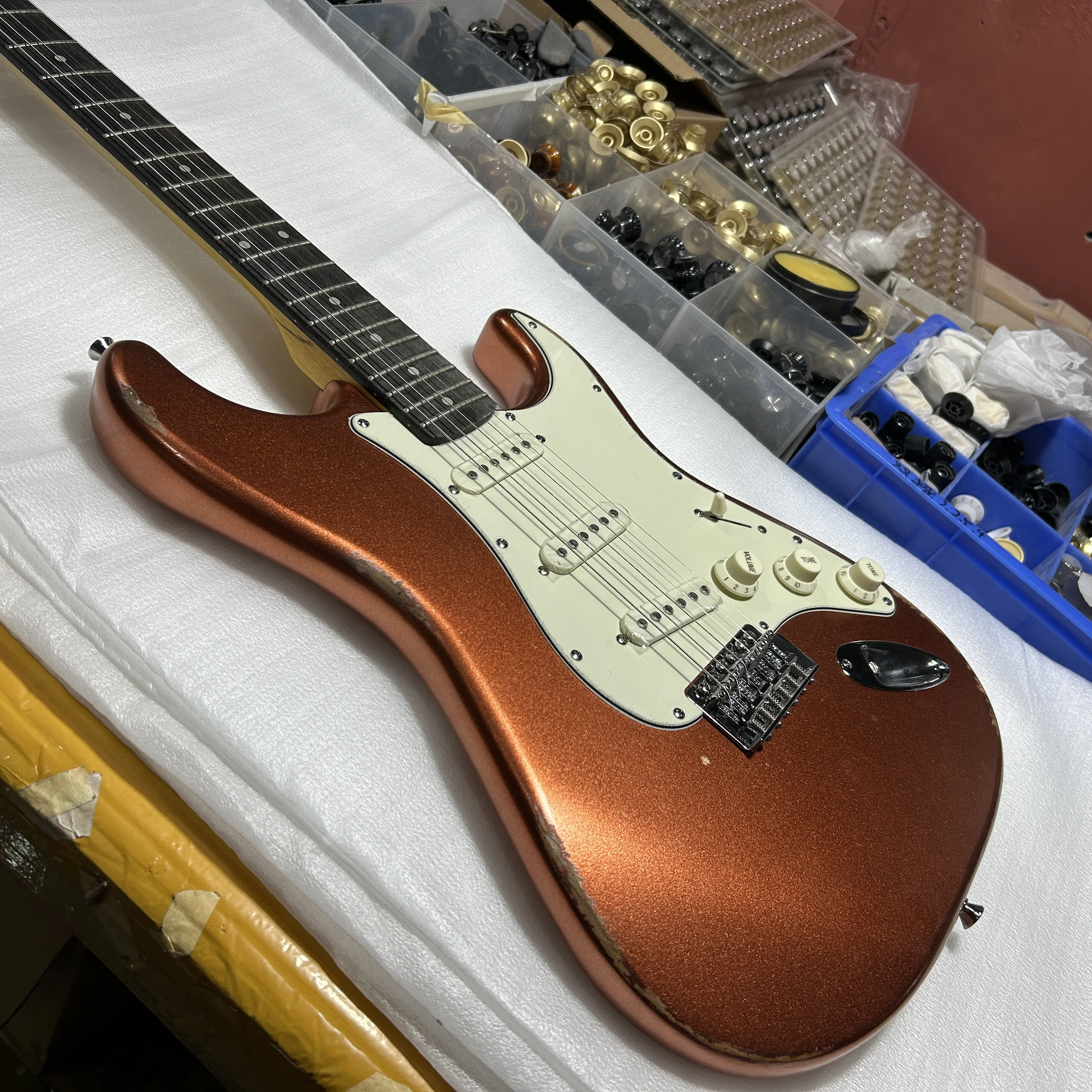 Make Old Orange ST Electric Guitar Good Workmanship Roosewood Fingerboard Mahogany Body 22 Tone Position Free Transportation