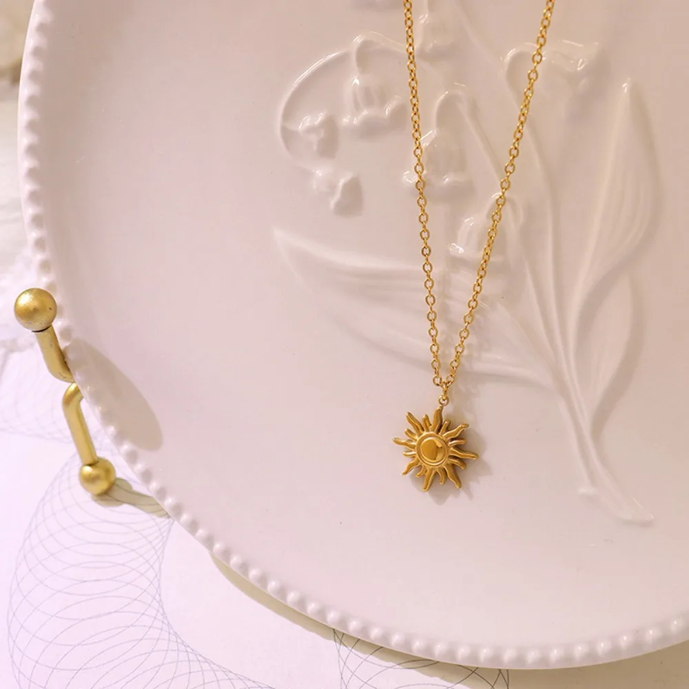 Aço Inoxidável Fundição Dourada Sun Colar Pingente para Mulheres, Impermeável, Moda Simples, Textura Metálica, Jóias da Moda