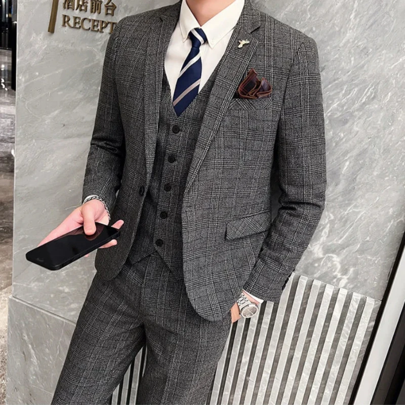 

2025- Высококачественный мужской модный, деловой и универсальный комплект из трех предметов, подходящий для банкетов, свадеб и повседневных случаев.