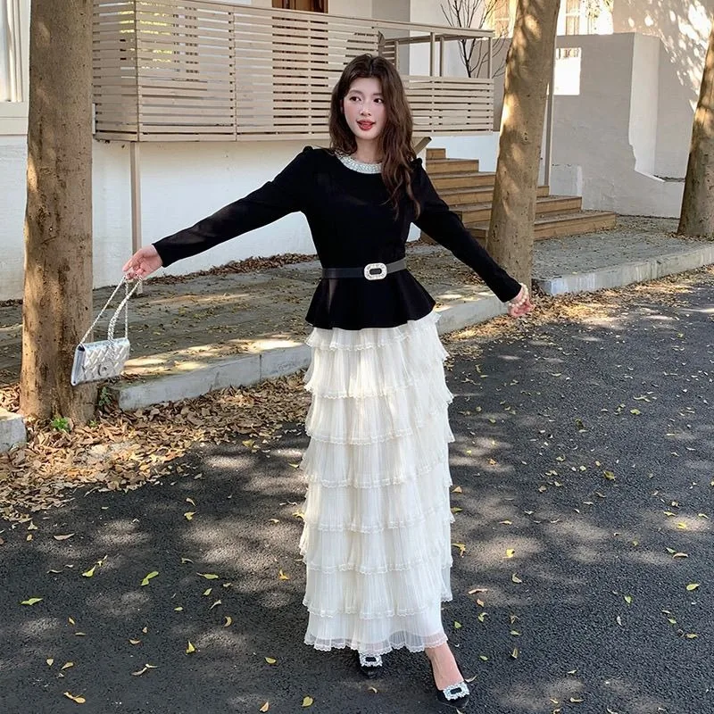 ชุดเซ็ตสองชิ้นแฟชั่นคุณภาพสูงสำหรับผู้หญิง ดีไซน์หรูหรา เสื้อแขนยาวประดับลูกปัดเข้ารูปเอวพร้อมเข็มขัด + กระโปรงทรงเค้ก ชุดฤดูใบไม้ร่วง