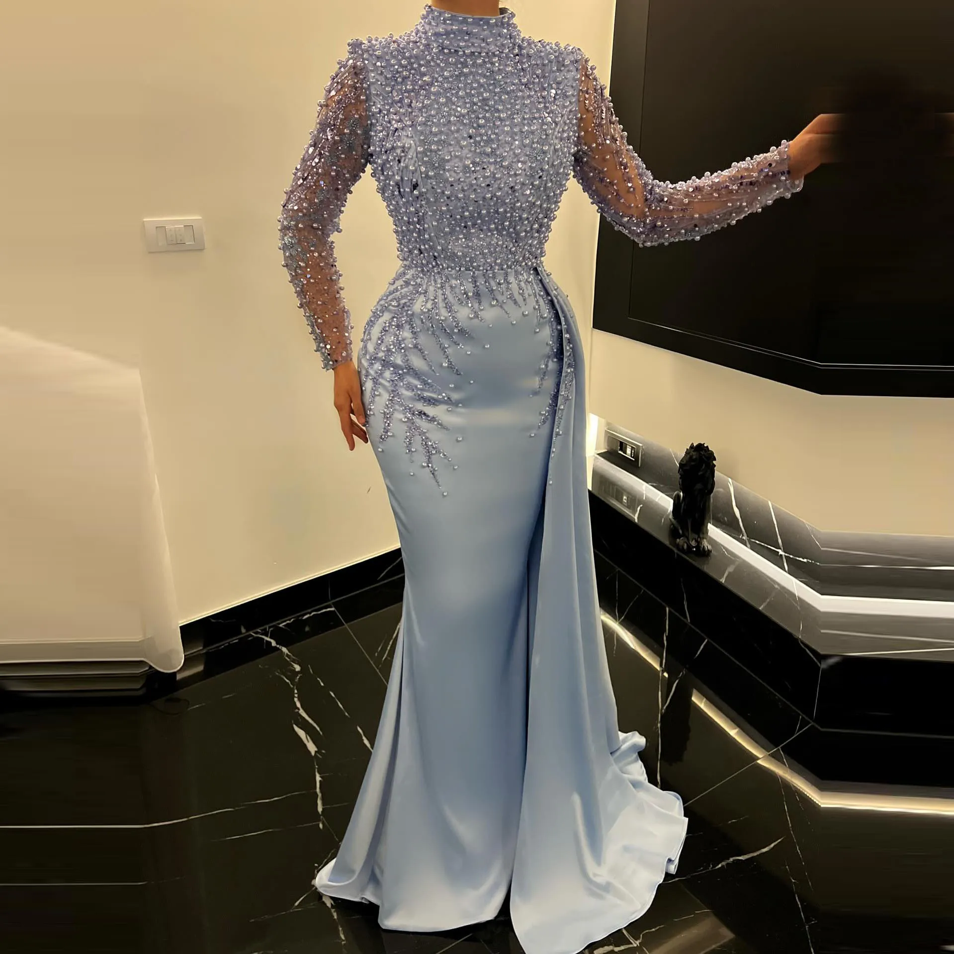 洗練された青紫のハイネックメッシュスリーブガウン – 夏のフォーマルドレス、オフショルダー、ハイウエストAライン、ロングフィッシュテール