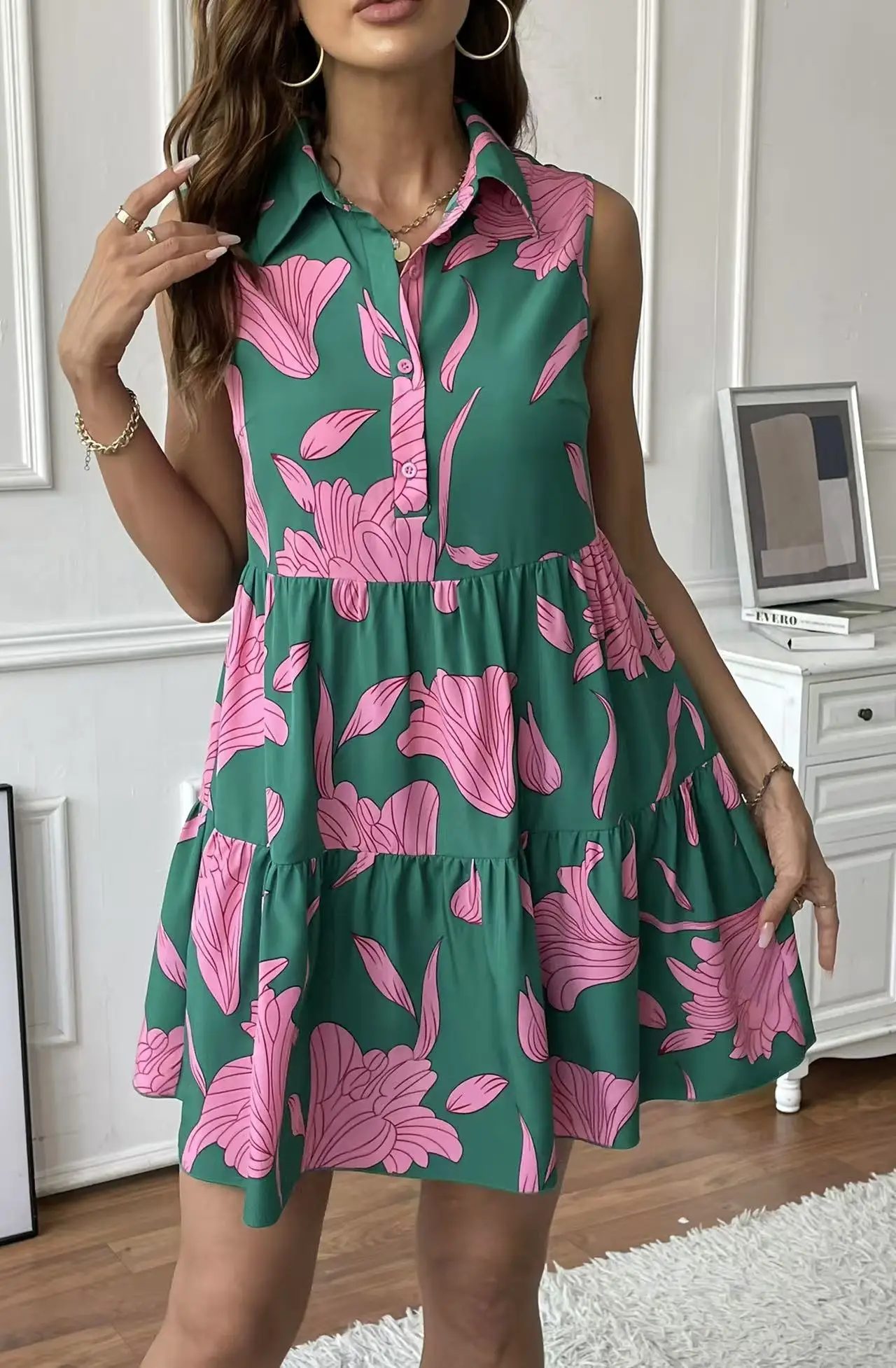 レトロなスタイルのダークグリーンのドレスは、花柄のプリントと組み合わせられ、スタイリッシュなノースリーブ、リバーシブルの襟が特徴です。